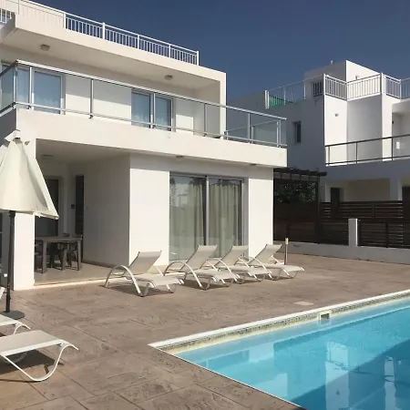 Coral Bay 7, Walking Distance To The Villa